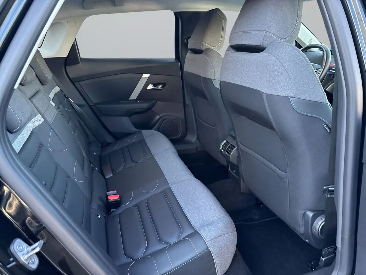 Citroen C4 X 1.2 PureTech 130 MAX ACC+LED+Navi+SHZ — Galería del vehículo 11