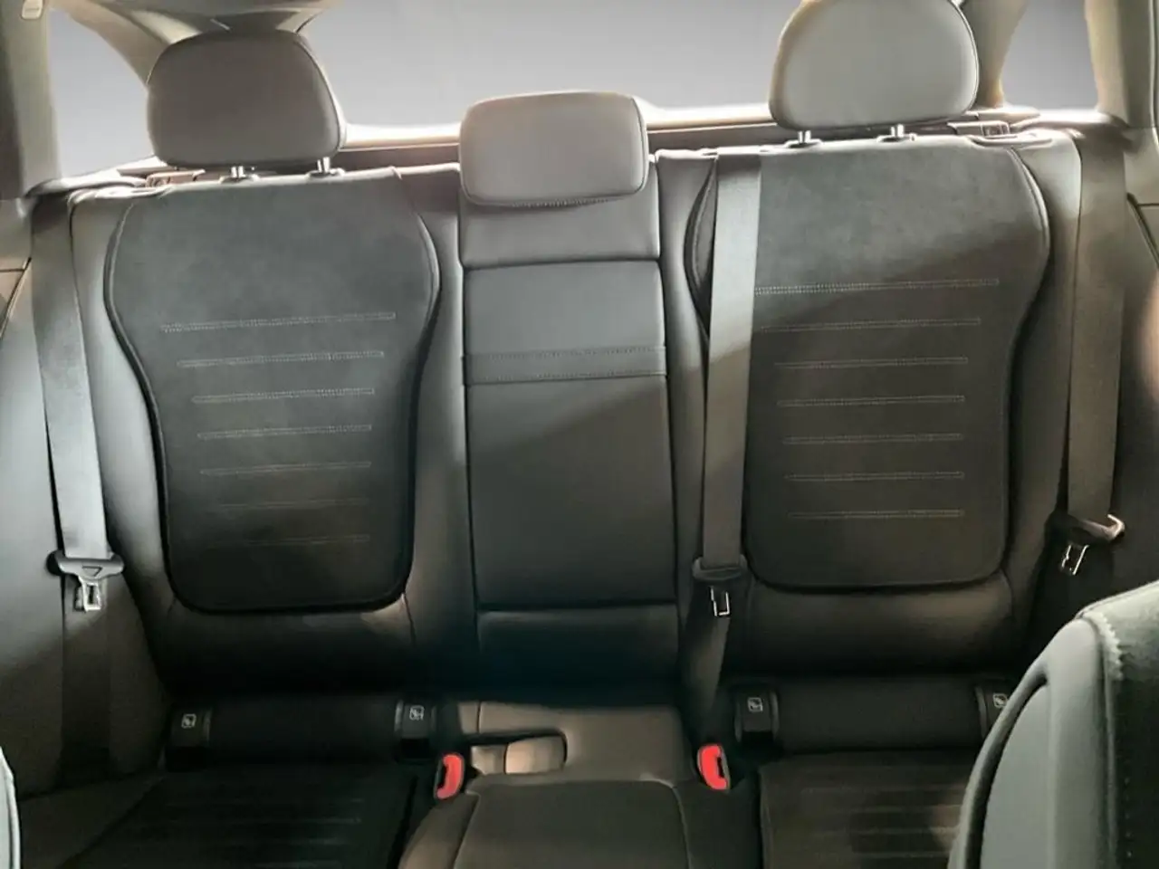 Mercedes-Benz C 200 T AMG Style ACC AHK AUT Kam. KeyLess LED — Galería del vehículo 13