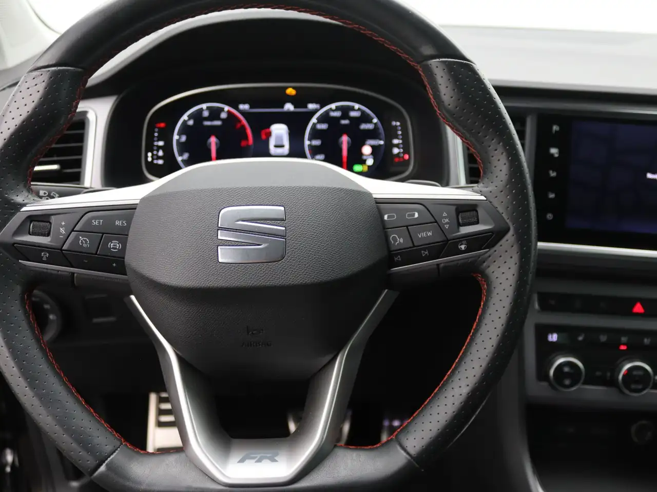 SEAT Ateca FR 1.5 TSI DSG / Navi, FullLink, LED, RFK — Galería del vehículo 14