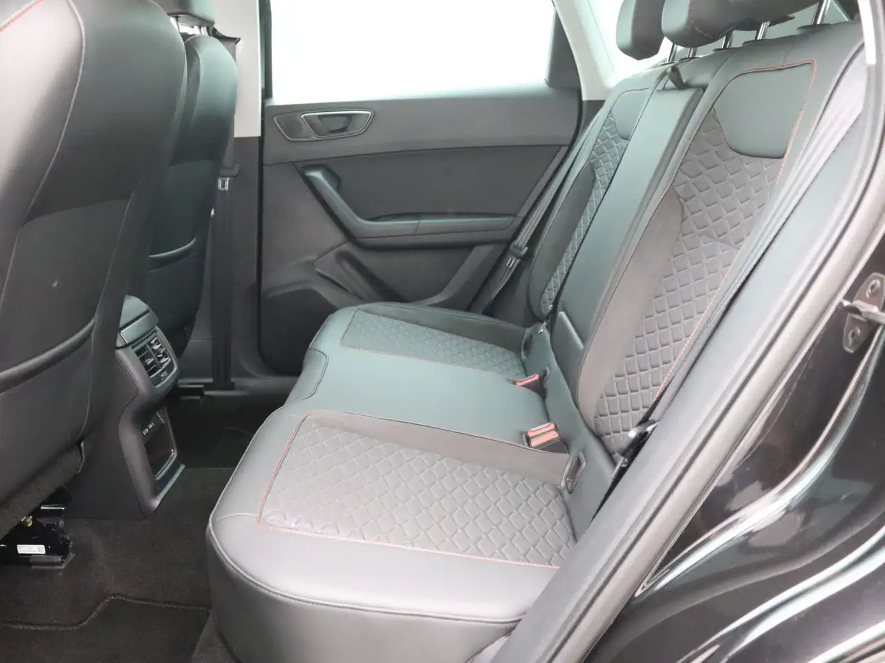 SEAT Ateca FR 1.5 TSI DSG / Navi, FullLink, LED, RFK — Galería del vehículo 11