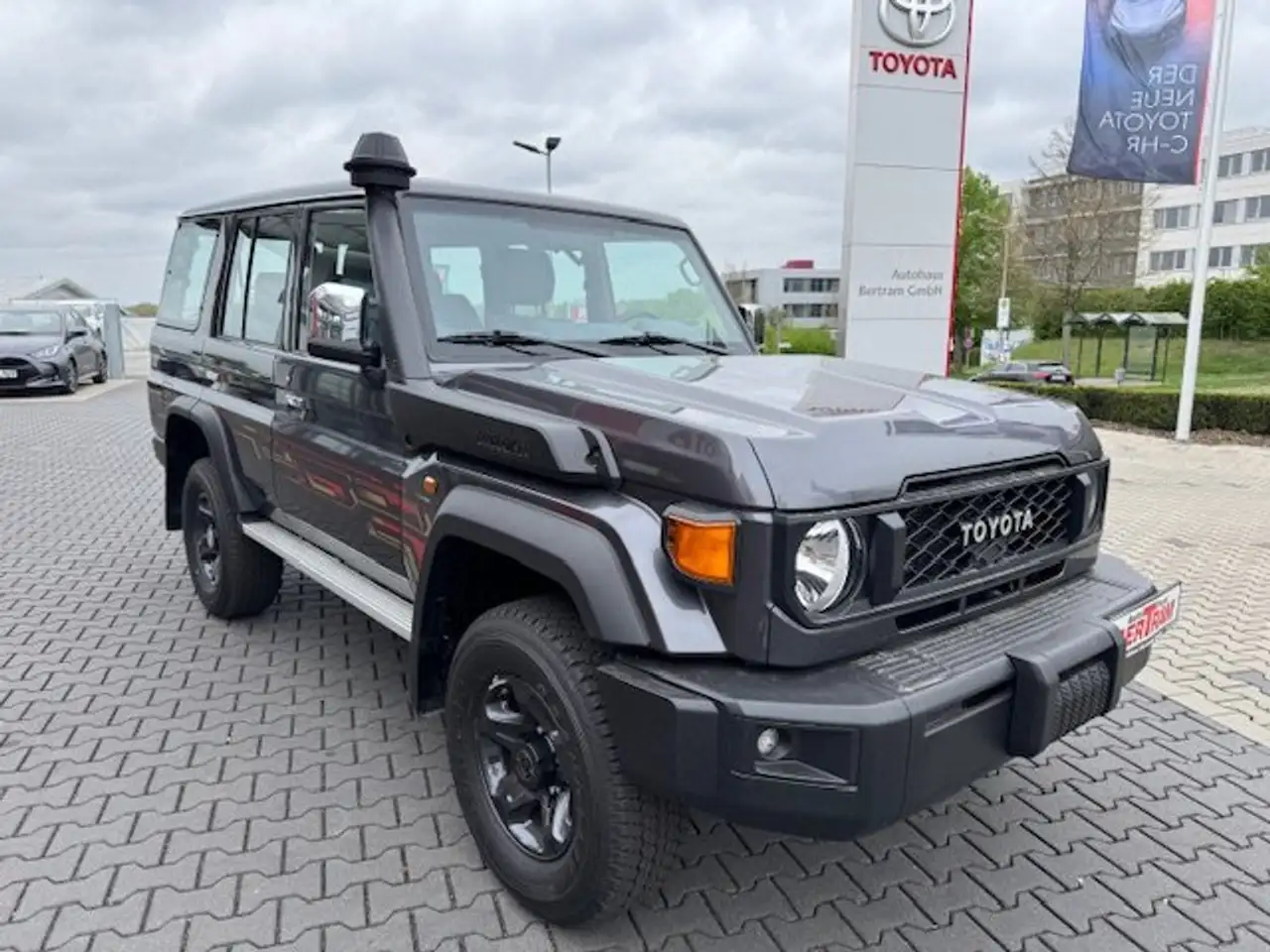 Toyota Land Cruiser GRJ76-VX LIM — Vehicle gallery 3