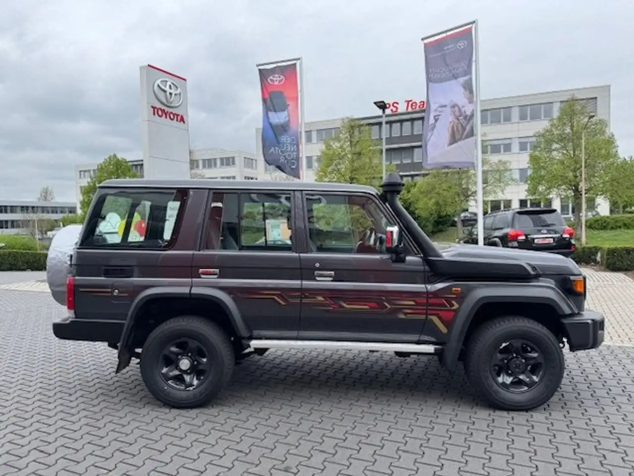 Toyota Land Cruiser GRJ76-VX LIM — Vehicle gallery 4