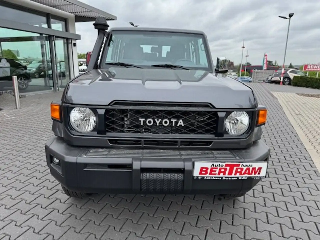 Toyota Land Cruiser GRJ76-VX LIM — Vehicle gallery 2
