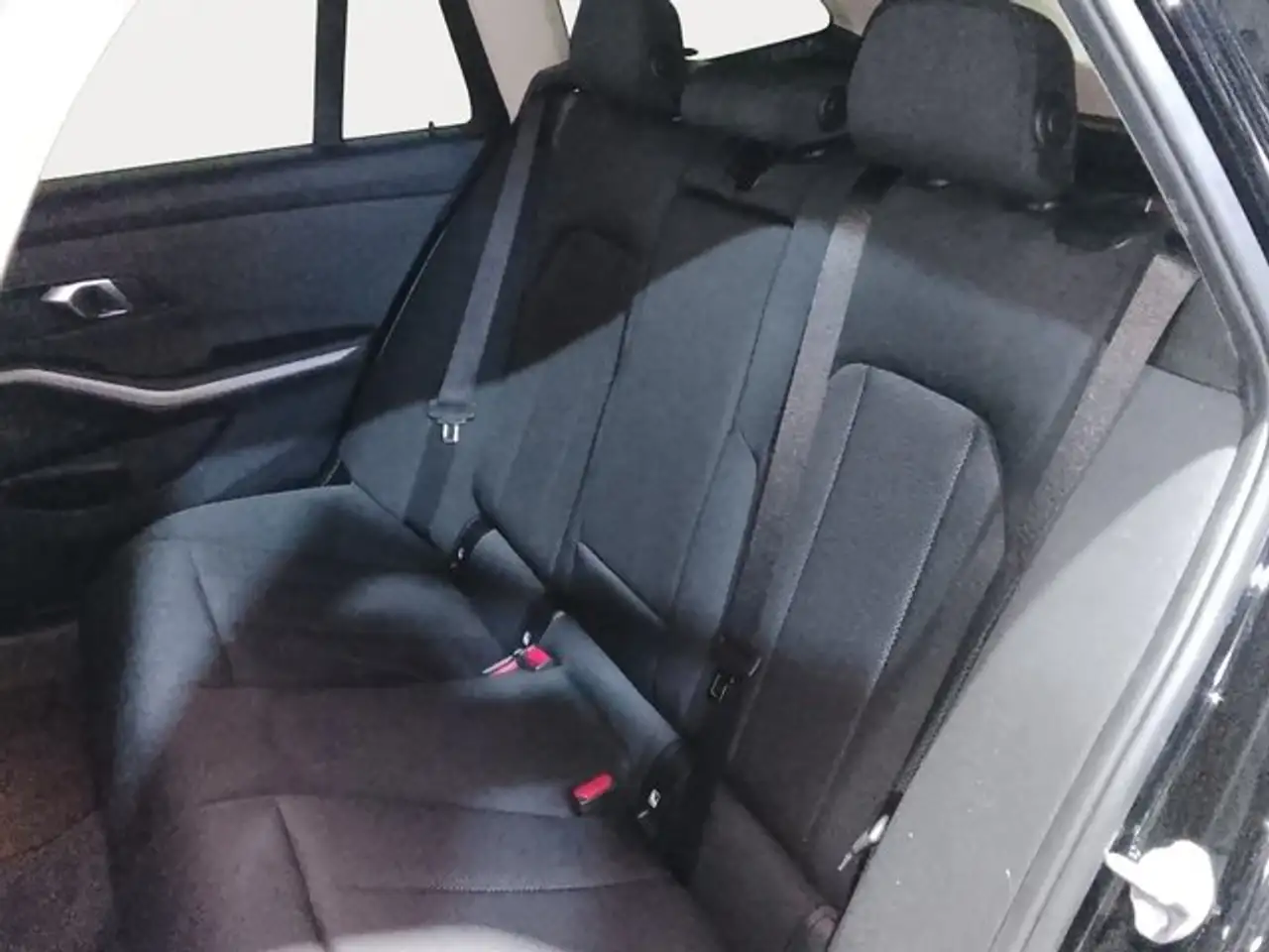 BMW 320 320dA xDrive Touring — Vehicle gallery 9