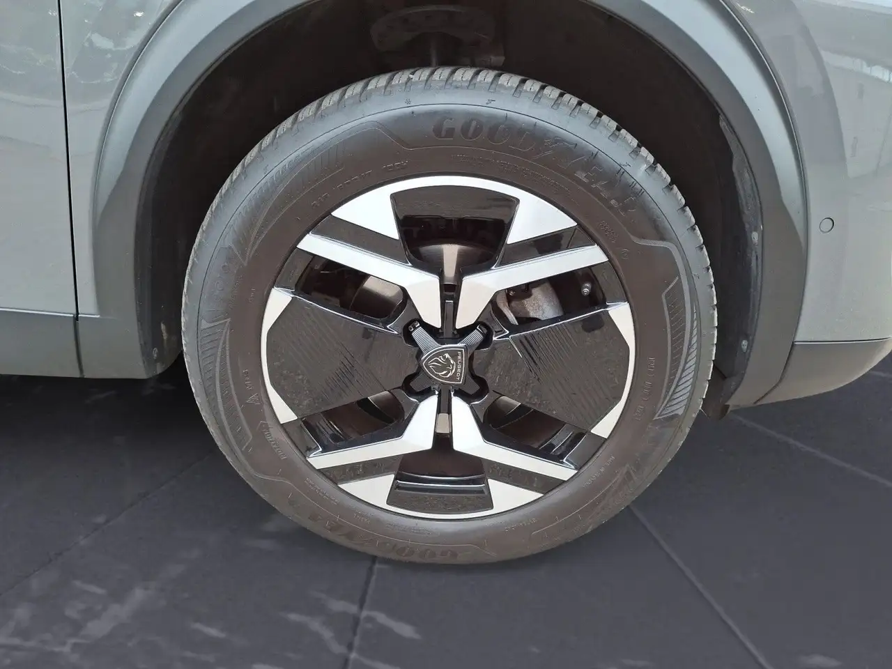Peugeot 2008 PureTech 130 EAT8 GT Navi Glasdach LED Blue — معرض صور السيارة 12
