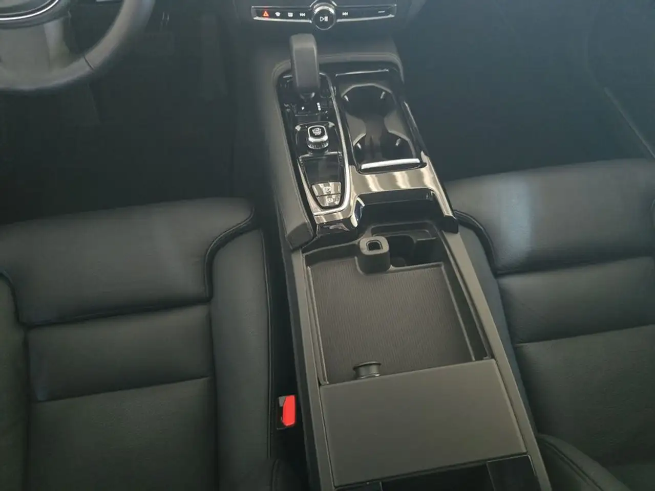 Volvo V60 T6 Plug-in Hybrid AWD Plus Dark — معرض صور السيارة 21