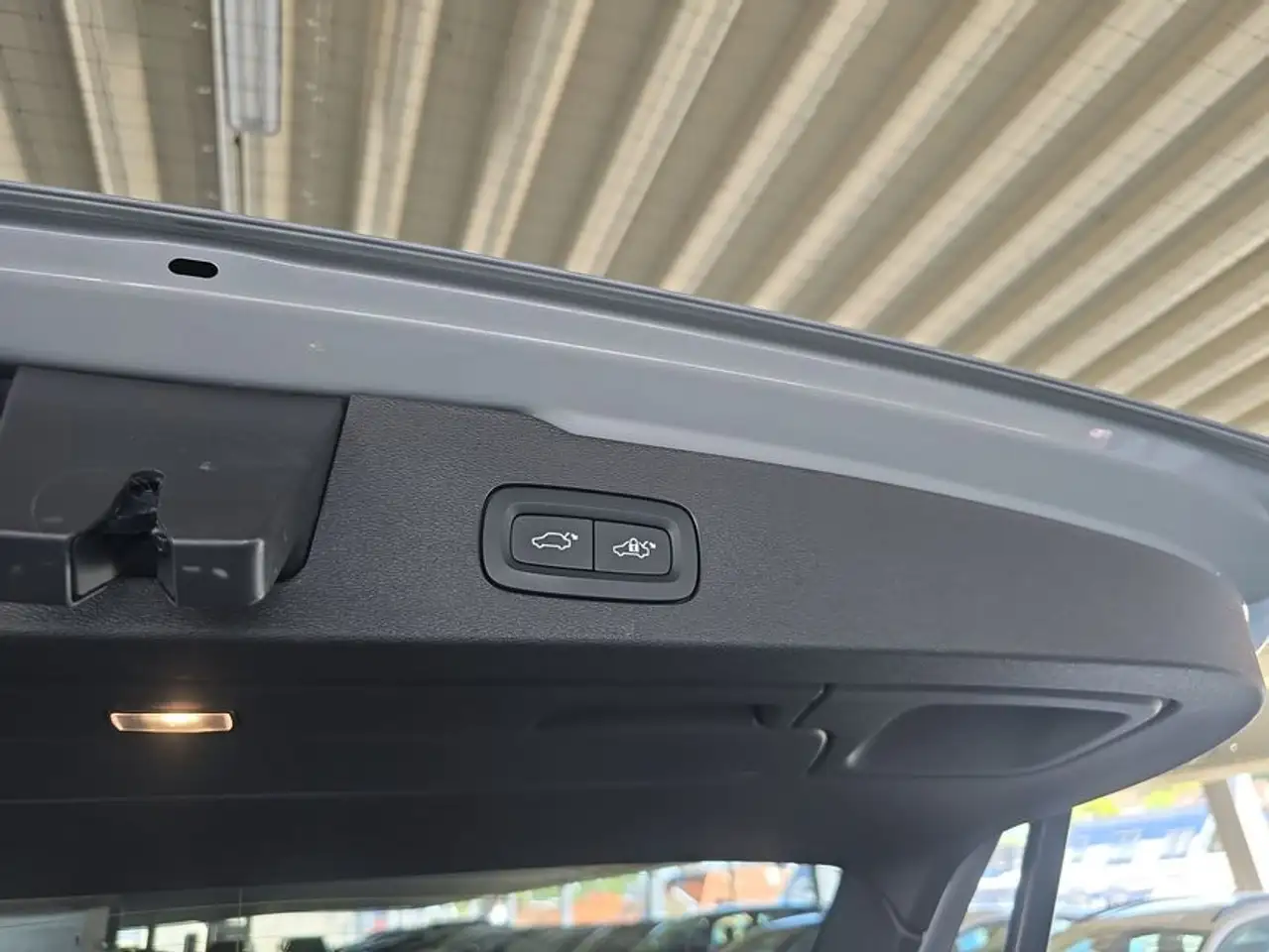 Volvo V60 T6 Plug-in Hybrid AWD Plus Dark — معرض صور السيارة 20