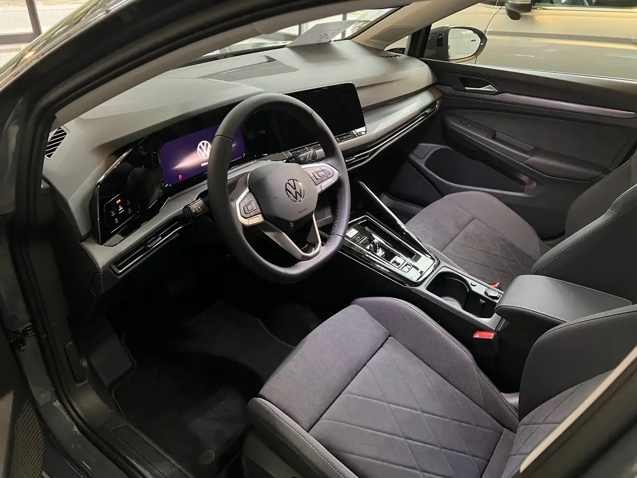 Volkswagen Golf Style eTSI — معرض صور السيارة 5