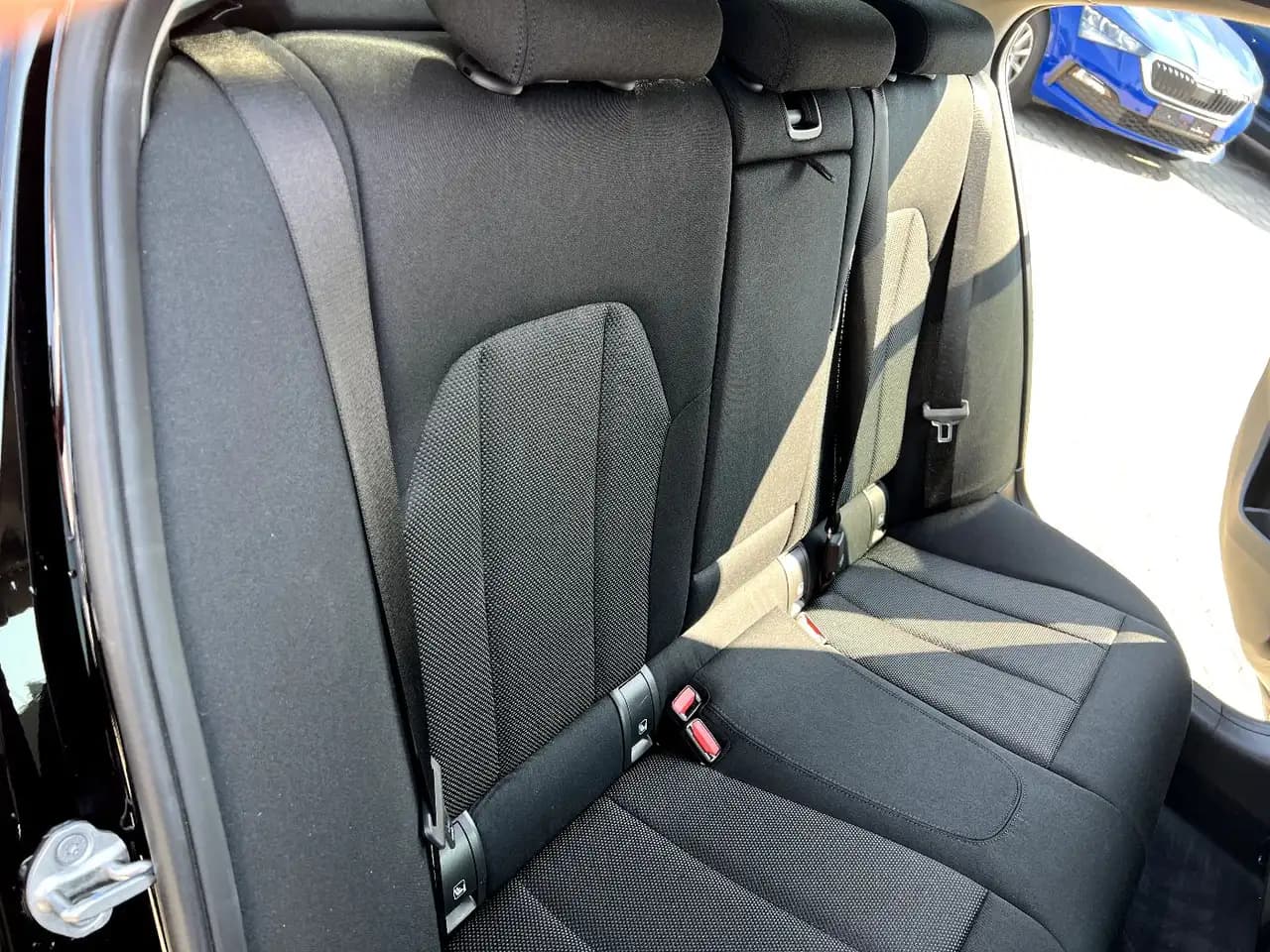 BMW 318 i Limousine *LED Navi Kamera Sitzh. ACC DAB* — Vehicle gallery 16