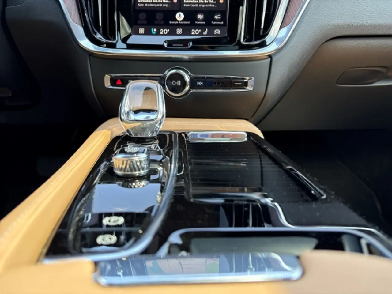 Volvo V60 Plus Bright T8 19''LM Pano Klimasitze HUD AHK eSta — معرض صور السيارة 15