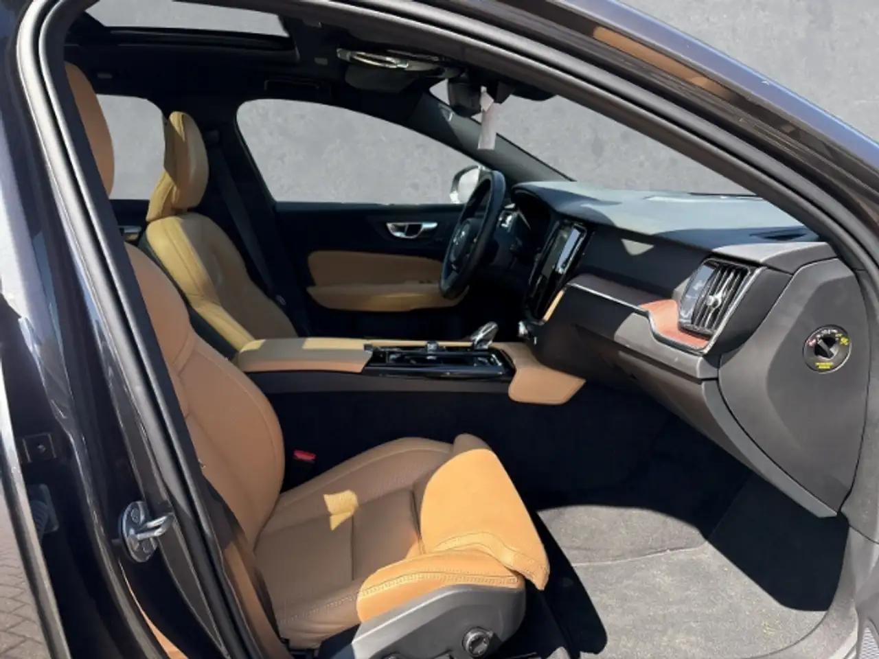 Volvo V60 Plus Bright T8 19''LM Pano Klimasitze HUD AHK eSta — معرض صور السيارة 3