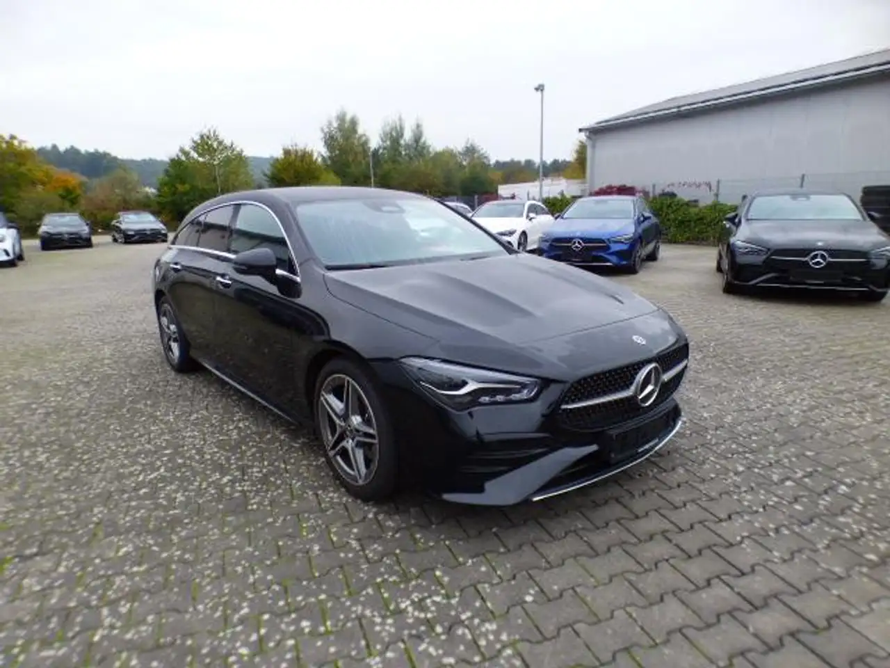 Mercedes-Benz CLA 180 CLA 180 Shooting Brake AMG Line Premium AMG Leder-Paket Burmester Sound System Winter Paket Smartphone Integration — Galería del vehículo 6