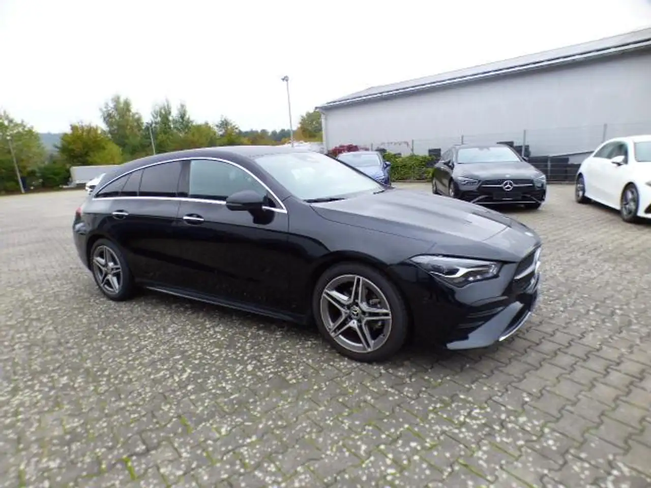 Mercedes-Benz CLA 180 CLA 180 Shooting Brake AMG Line Premium AMG Leder-Paket Burmester Sound System Winter Paket Smartphone Integration — Galería del vehículo 7
