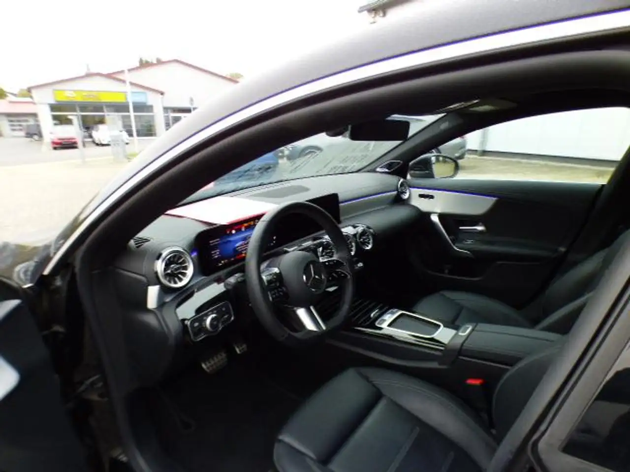 Mercedes-Benz CLA 180 CLA 180 Shooting Brake AMG Line Premium AMG Leder-Paket Burmester Sound System Winter Paket Smartphone Integration — Galería del vehículo 25