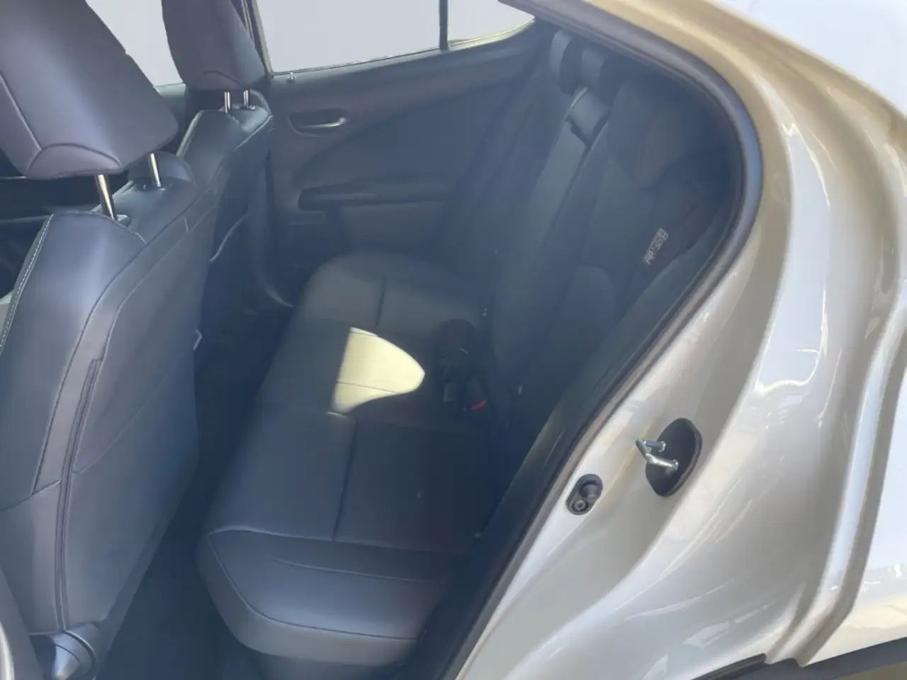 Lexus UX 250h F SPORT Design *Bi-LED*ACC*RCam*SHZ*PDC* — Galerie du véhicule 16
