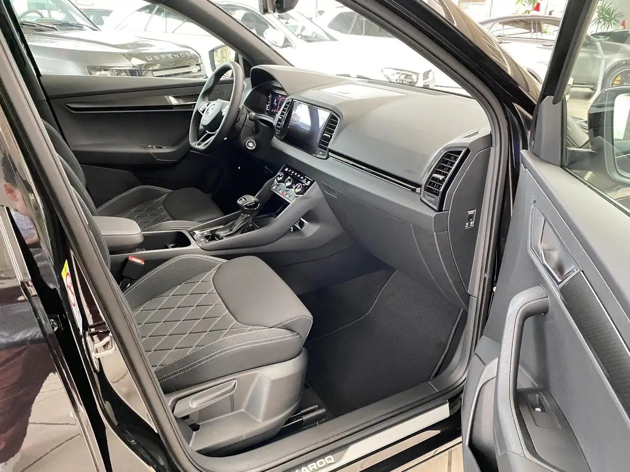 Skoda Karoq Karoq Sportline 1,5TSI DSG*AHK*NAVI*ACC*CARPLAY* — Vehicle gallery 24