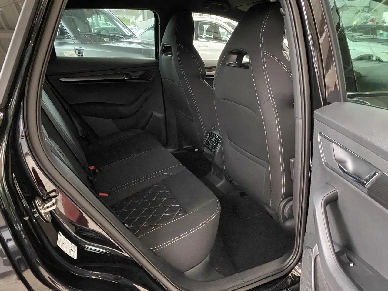 Skoda Karoq Karoq Sportline 1,5TSI DSG*AHK*NAVI*ACC*CARPLAY* — Vehicle gallery 22