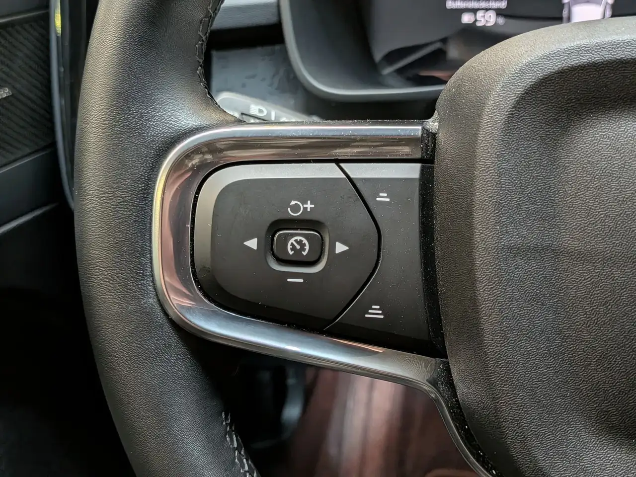 Volvo EX40 Extended Range Plus Black AHK 360° SoH100% — Vehicle gallery 23