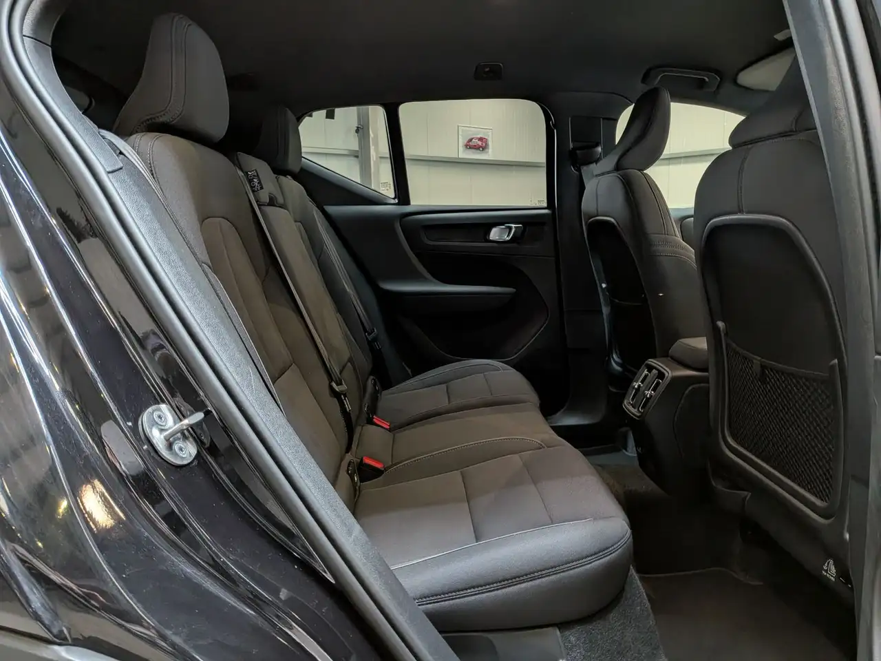 Volvo EX40 Extended Range Plus Black AHK 360° SoH100% — Vehicle gallery 18