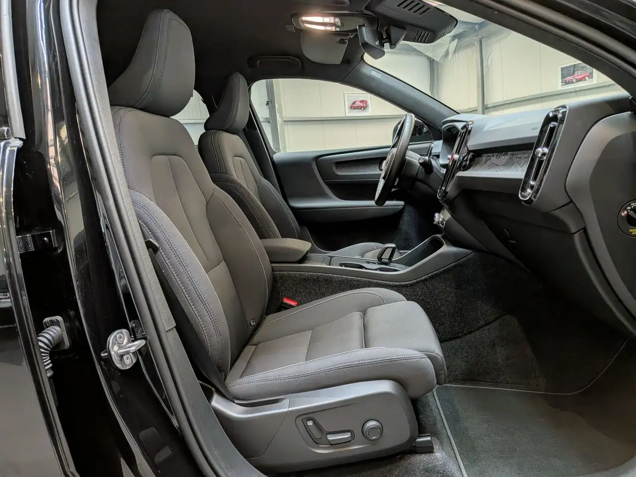 Volvo EX40 Extended Range Plus Black AHK 360° SoH100% — Vehicle gallery 19