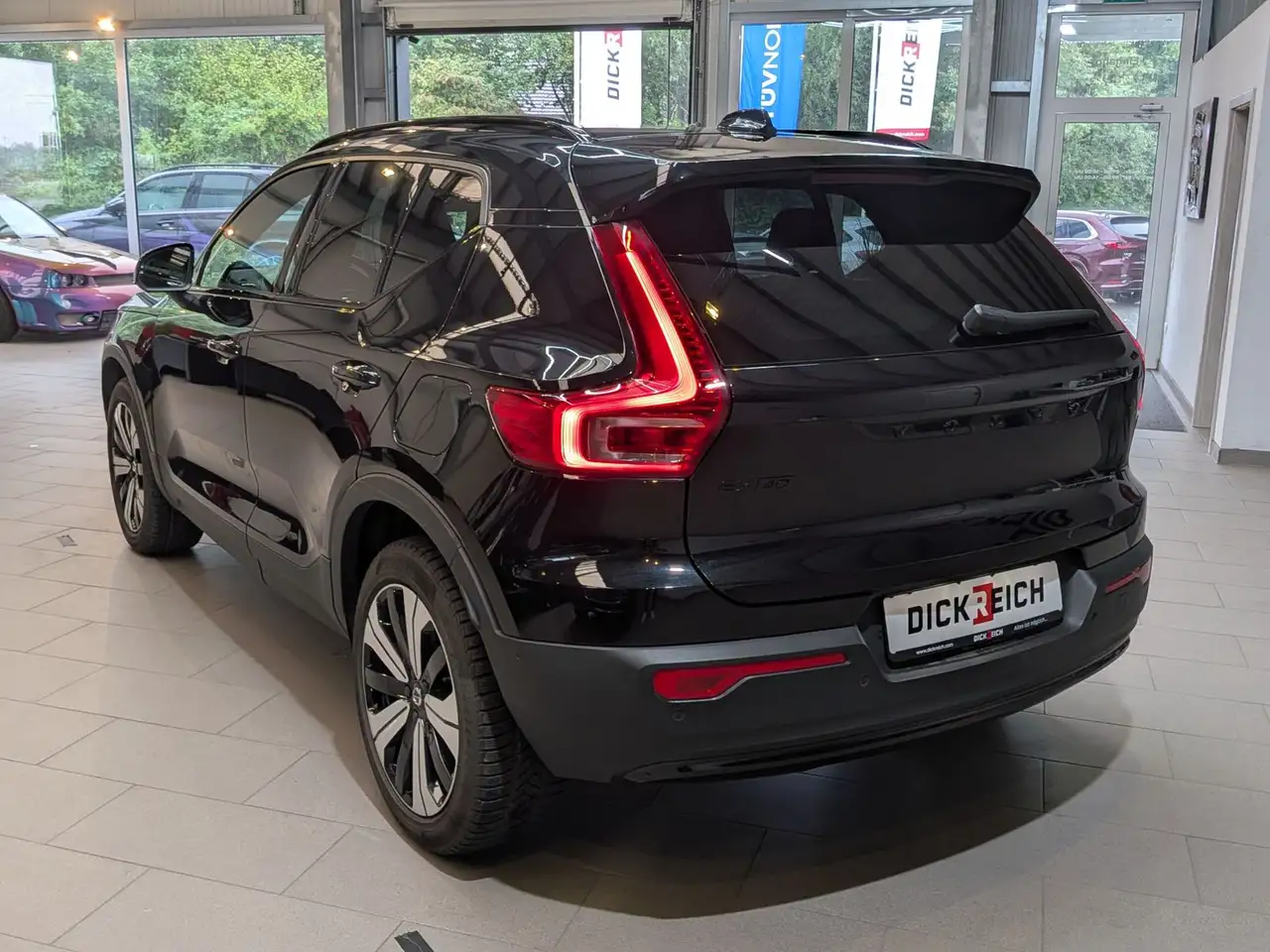 Volvo EX40 Extended Range Plus Black AHK 360° SoH100% — Vehicle gallery 6