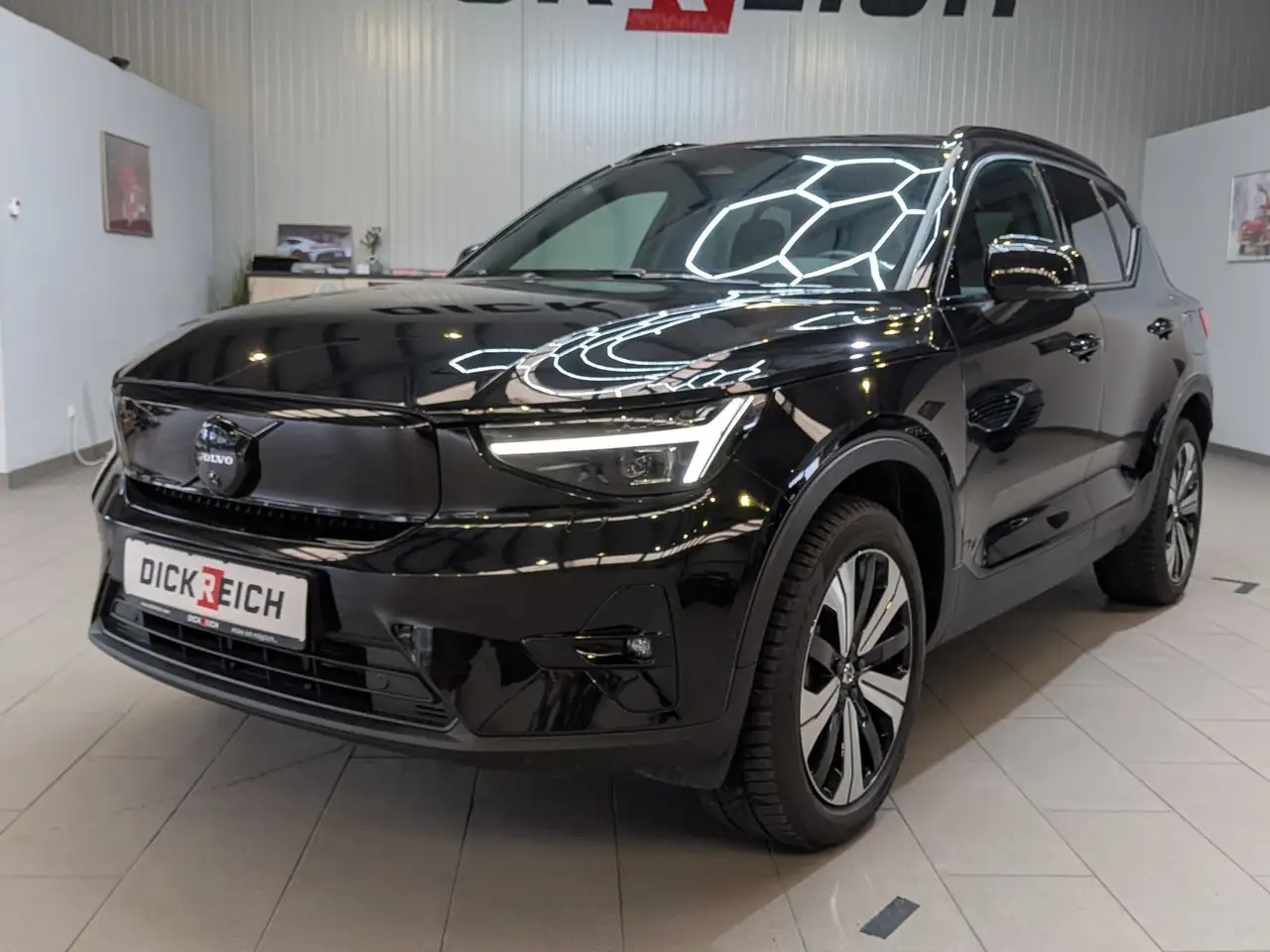 Volvo EX40 Extended Range Plus Black AHK 360° SoH100% — Vehicle gallery 8