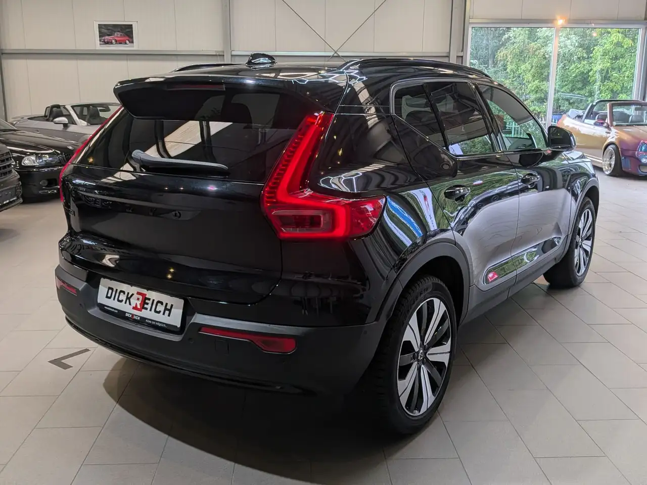 Volvo EX40 Extended Range Plus Black AHK 360° SoH100% — Vehicle gallery 4