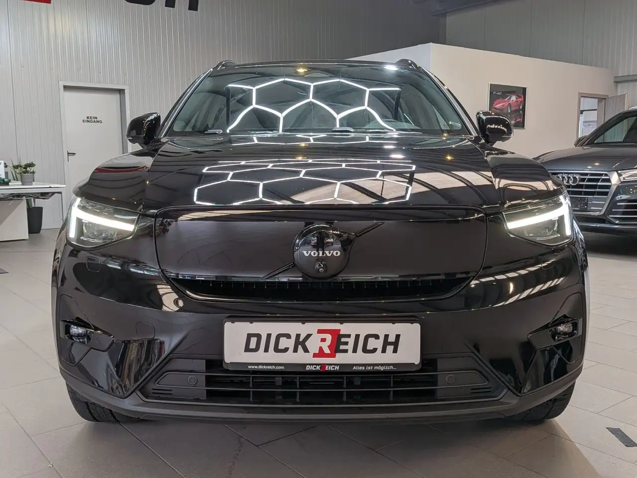 Volvo EX40 Extended Range Plus Black AHK 360° SoH100% — Vehicle gallery 9