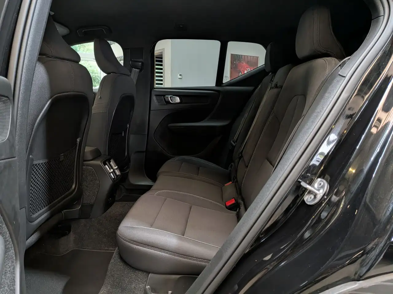 Volvo EX40 Extended Range Plus Black AHK 360° SoH100% — Vehicle gallery 15