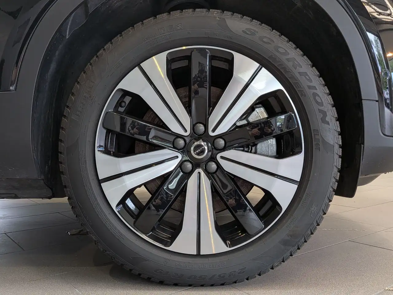 Volvo EX40 Extended Range Plus Black AHK 360° SoH100% — Vehicle gallery 11