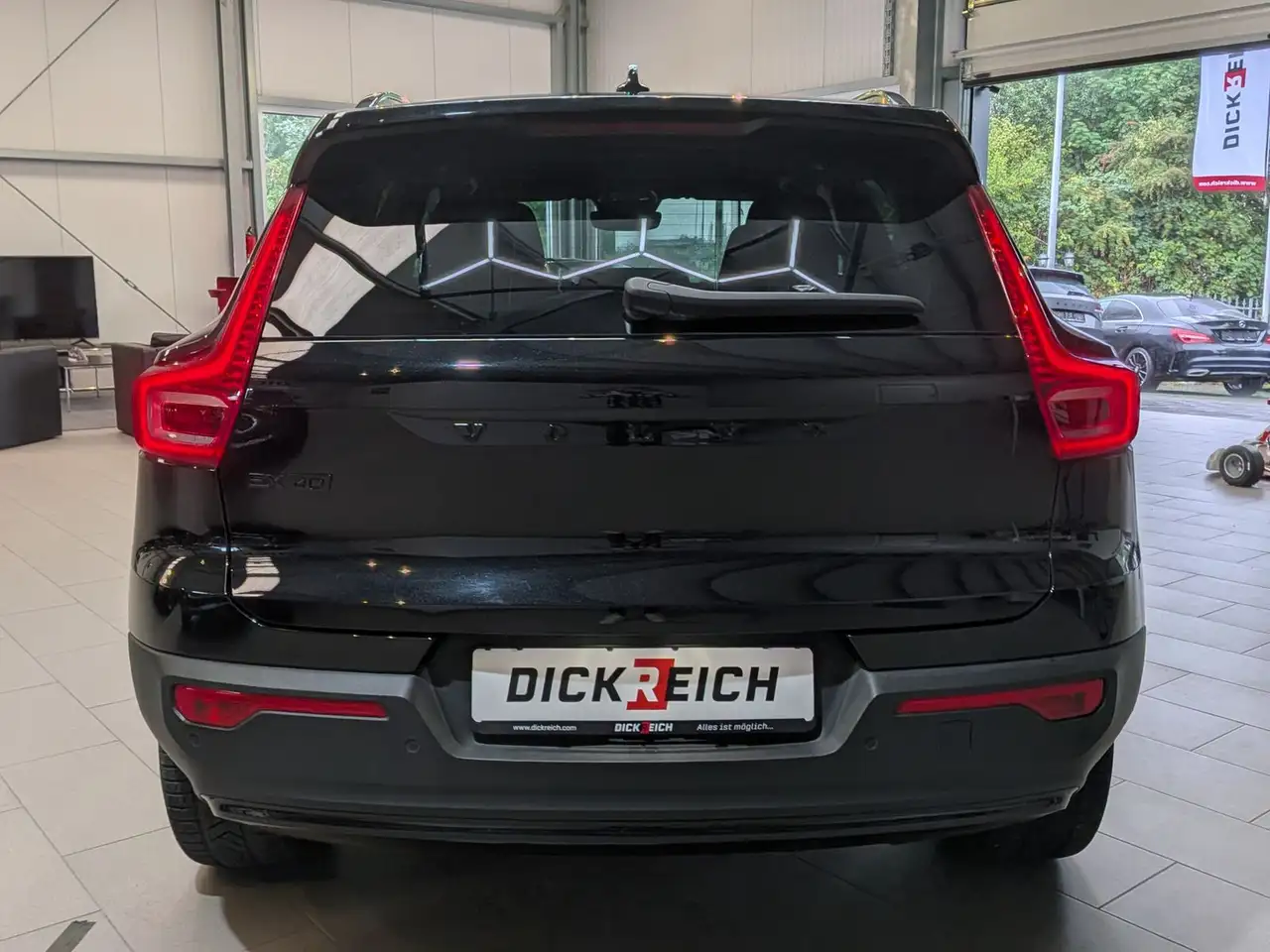 Volvo EX40 Extended Range Plus Black AHK 360° SoH100% — Vehicle gallery 5