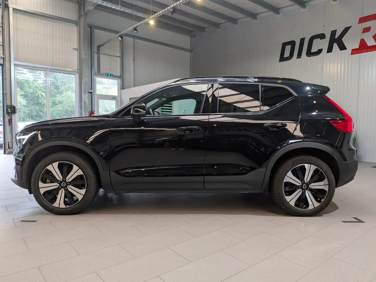 Volvo EX40 Extended Range Plus Black AHK 360° SoH100% — Vehicle gallery 7