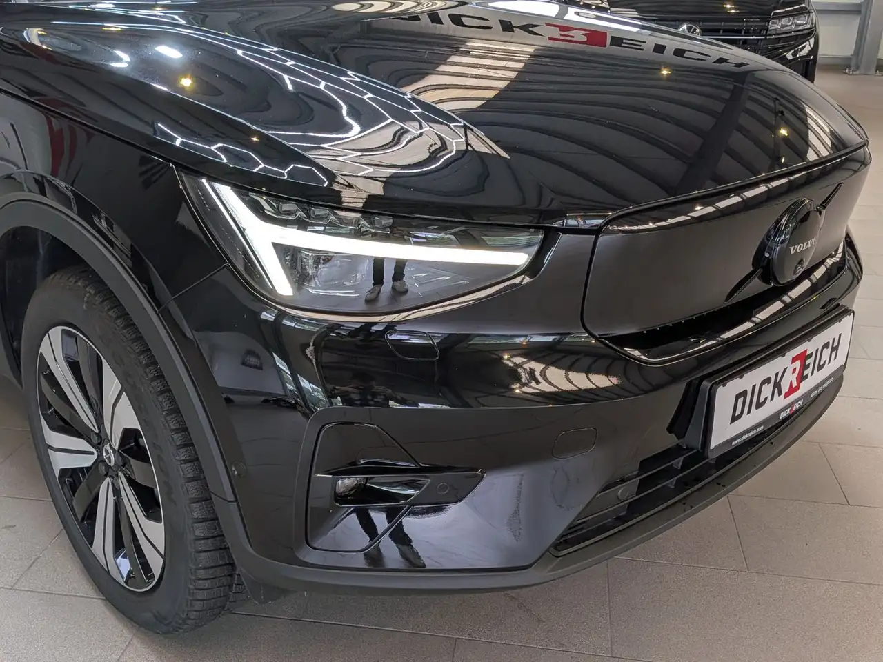 Volvo EX40 Extended Range Plus Black AHK 360° SoH100% — Vehicle gallery 10
