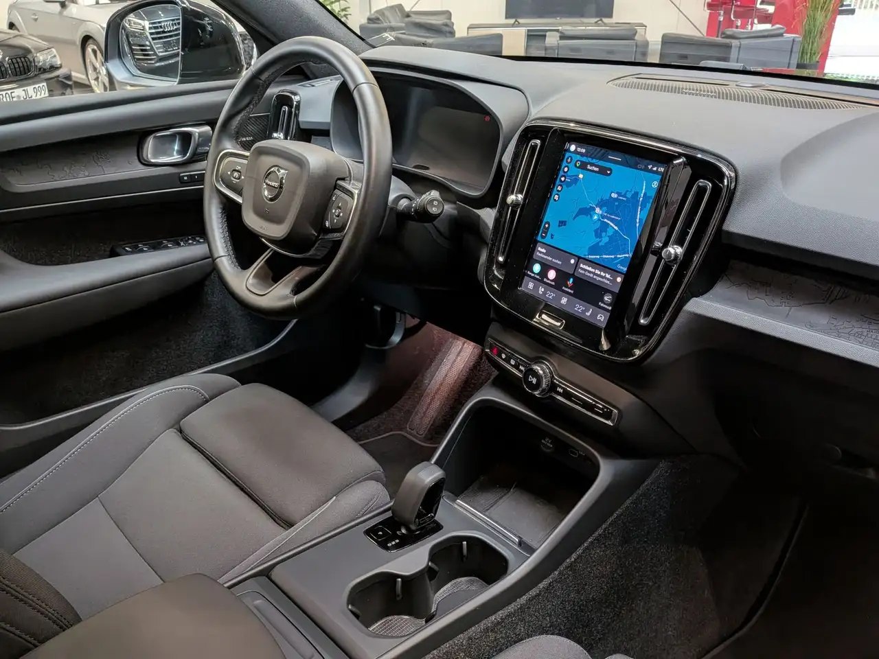 Volvo EX40 Extended Range Plus Black AHK 360° SoH100% — Vehicle gallery 13