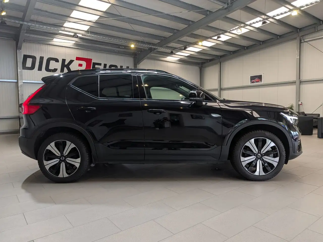 Volvo EX40 Extended Range Plus Black AHK 360° SoH100% — Vehicle gallery 3