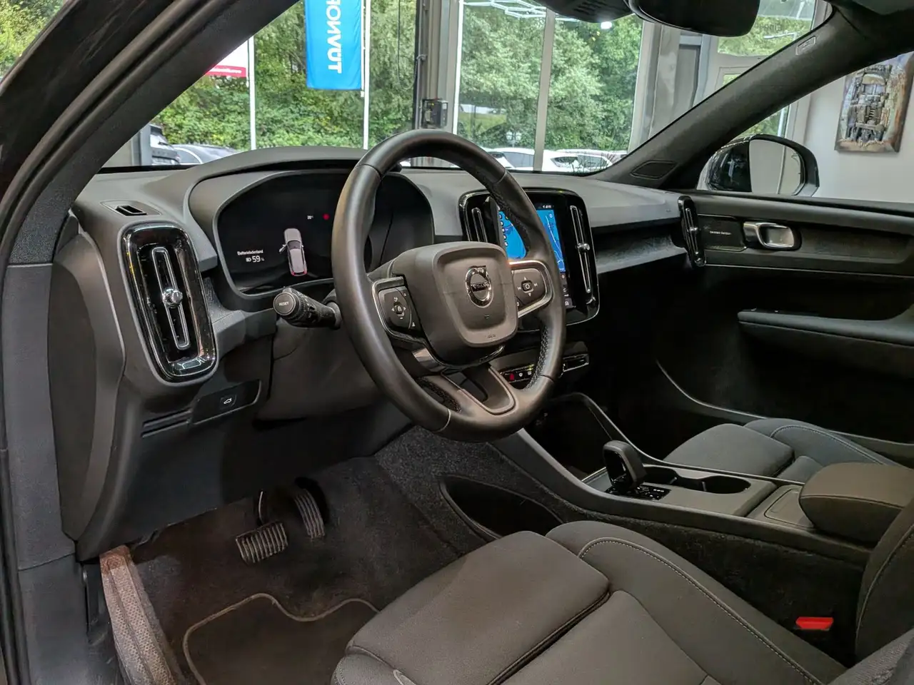Volvo EX40 Extended Range Plus Black AHK 360° SoH100% — Vehicle gallery 22