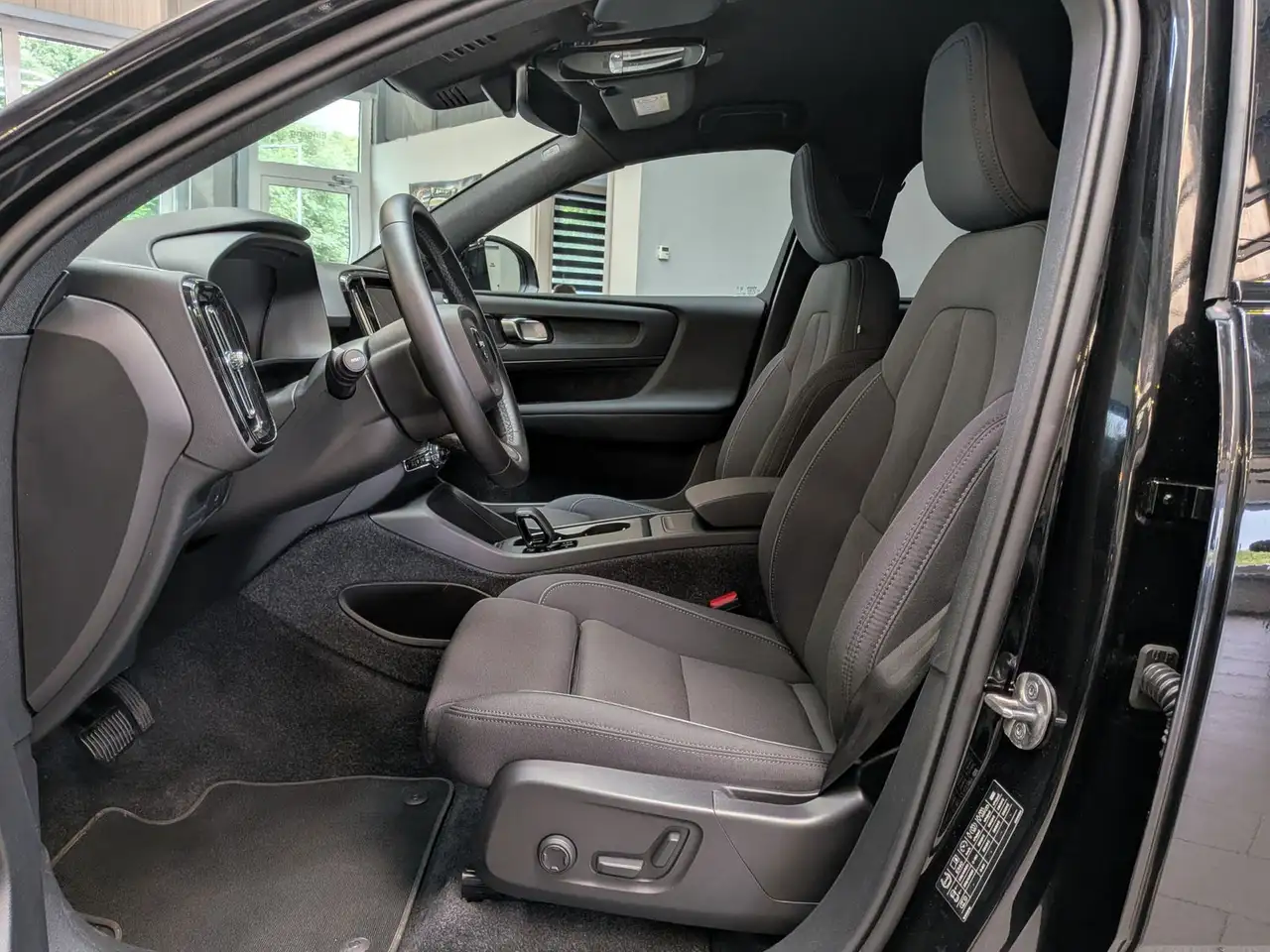 Volvo EX40 Extended Range Plus Black AHK 360° SoH100% — Vehicle gallery 14