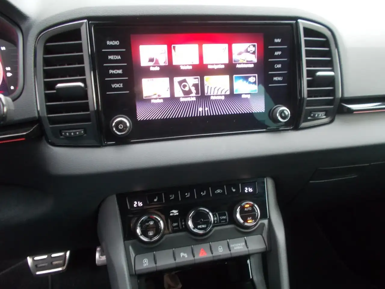 Skoda Karoq 1.5 TSI Sportline *DSG * AHK * Kamera uvm — معرض صور السيارة 17