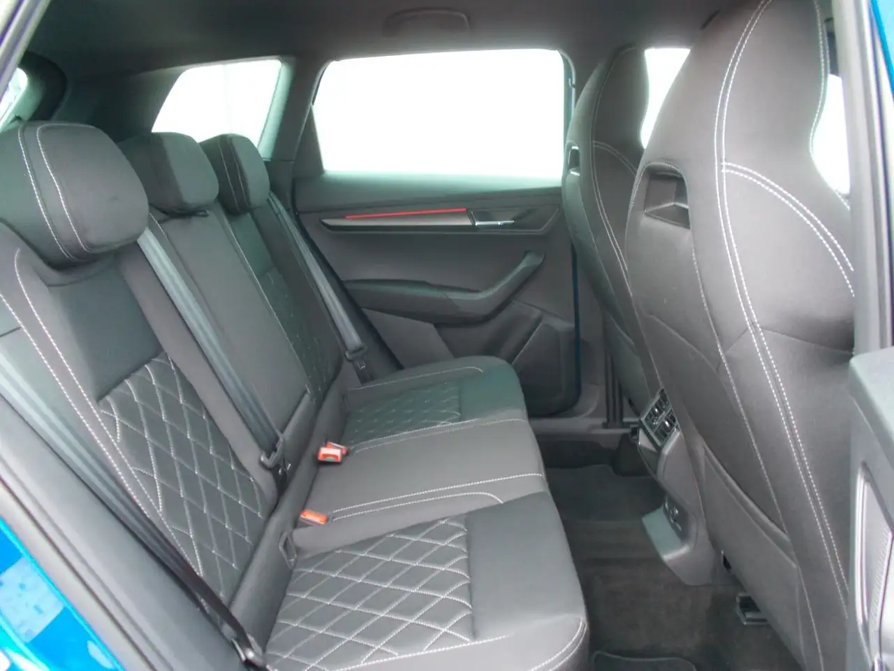 Skoda Karoq 1.5 TSI Sportline *DSG * AHK * Kamera uvm — معرض صور السيارة 24