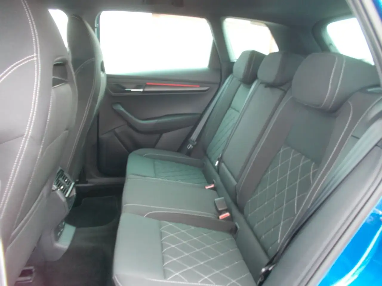 Skoda Karoq 1.5 TSI Sportline *DSG * AHK * Kamera uvm — معرض صور السيارة 12