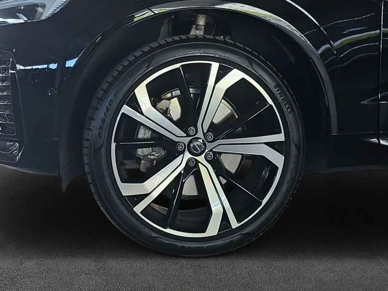 Volvo XC60 XC60 B5 B AWD Plus Dark — Vehicle gallery 13