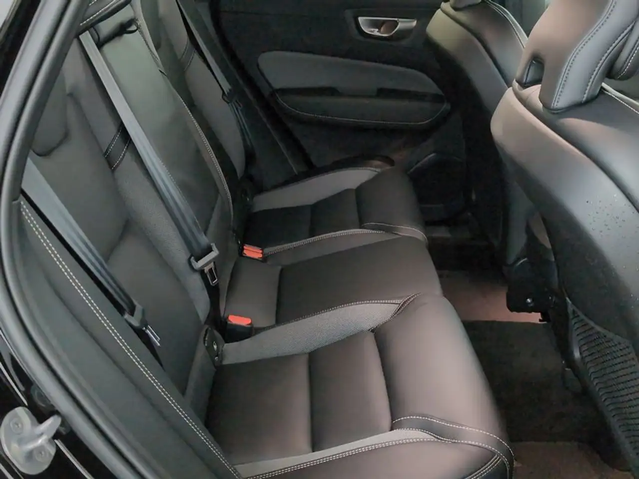 Volvo XC60 XC60 B4 B Plus Dark TEILLEDER+NAVI+LED+AHK — معرض صور السيارة 21