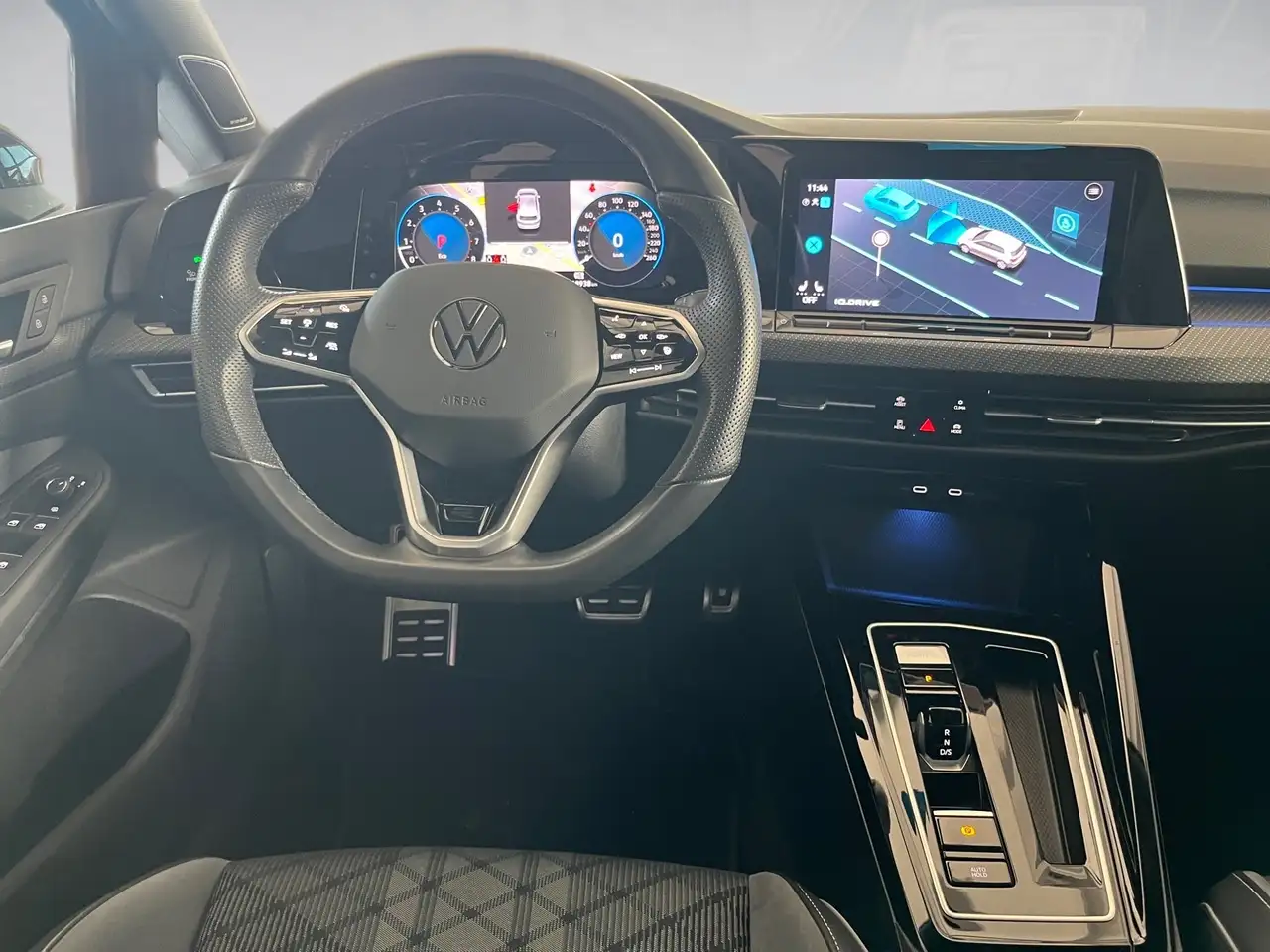 Volkswagen Golf VIII R-LINE eTSI DSG+ALU 18+REAR VIEW+APP CONNECT+ — Galería del vehículo 17