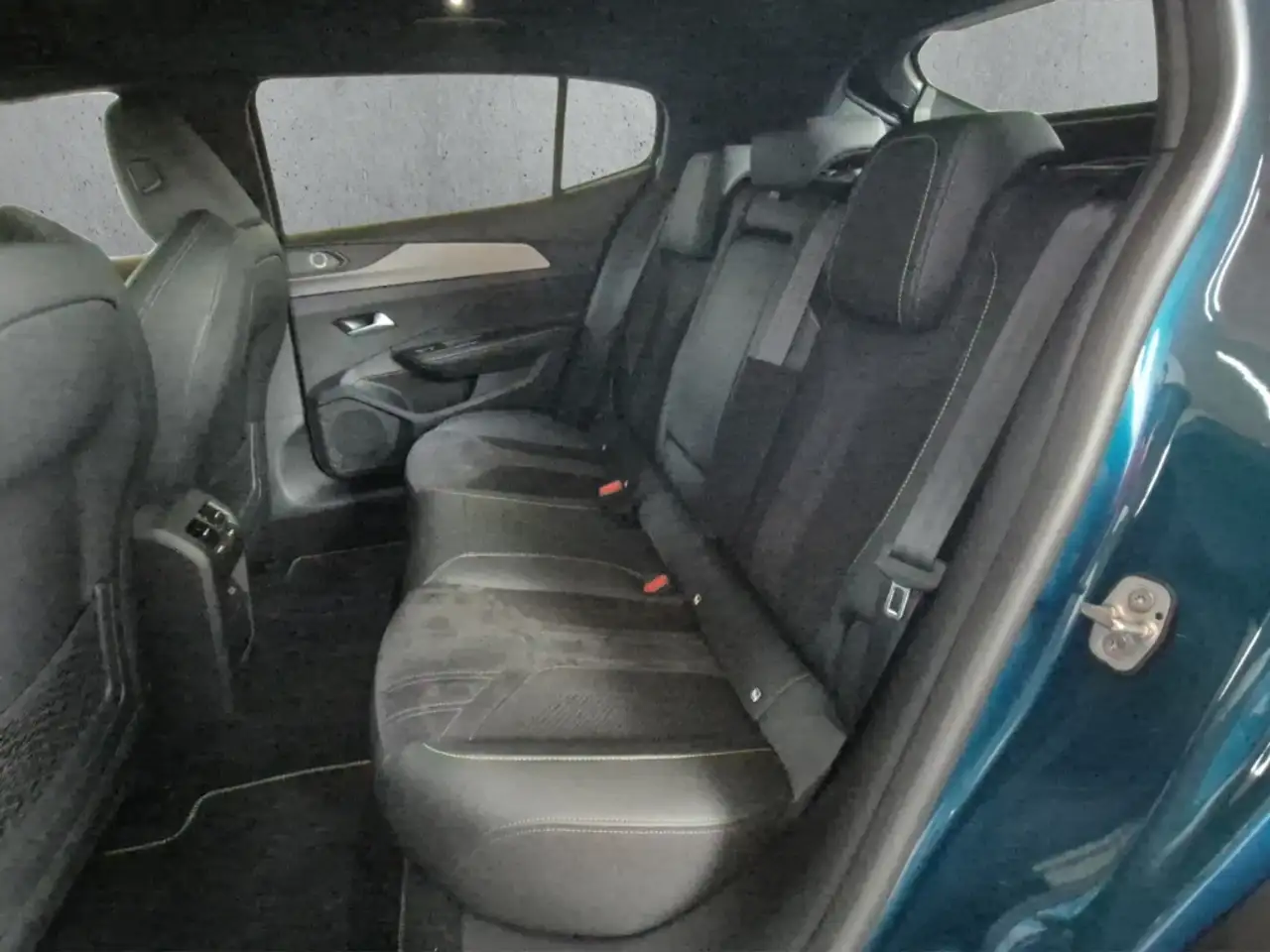 Peugeot 408 GT PT 130 EAT8 AHK Navi ACC Memory Sitze Soundsyst — Vehicle gallery 8