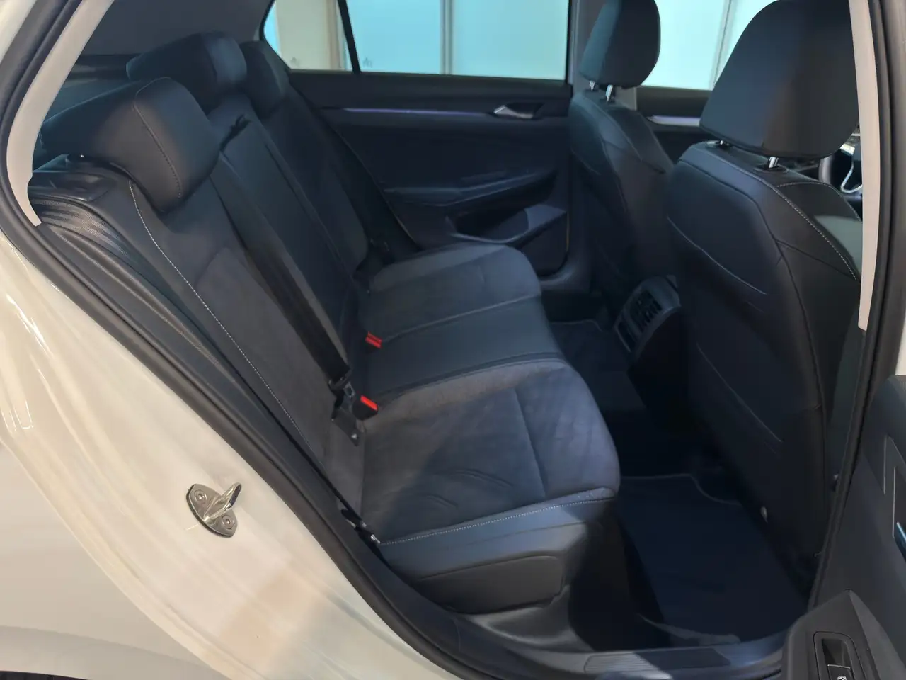 Volkswagen Golf VIII 1.5 TSI Style — Vehicle gallery 24