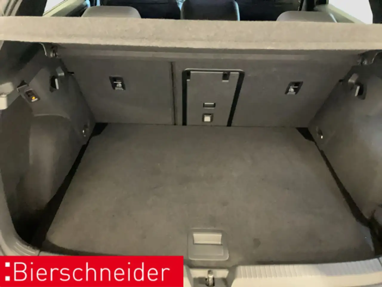 Volkswagen Golf 8 1.5 eTSI DSG R-Line Black AHK MATRIX CAM — Galería del vehículo 19