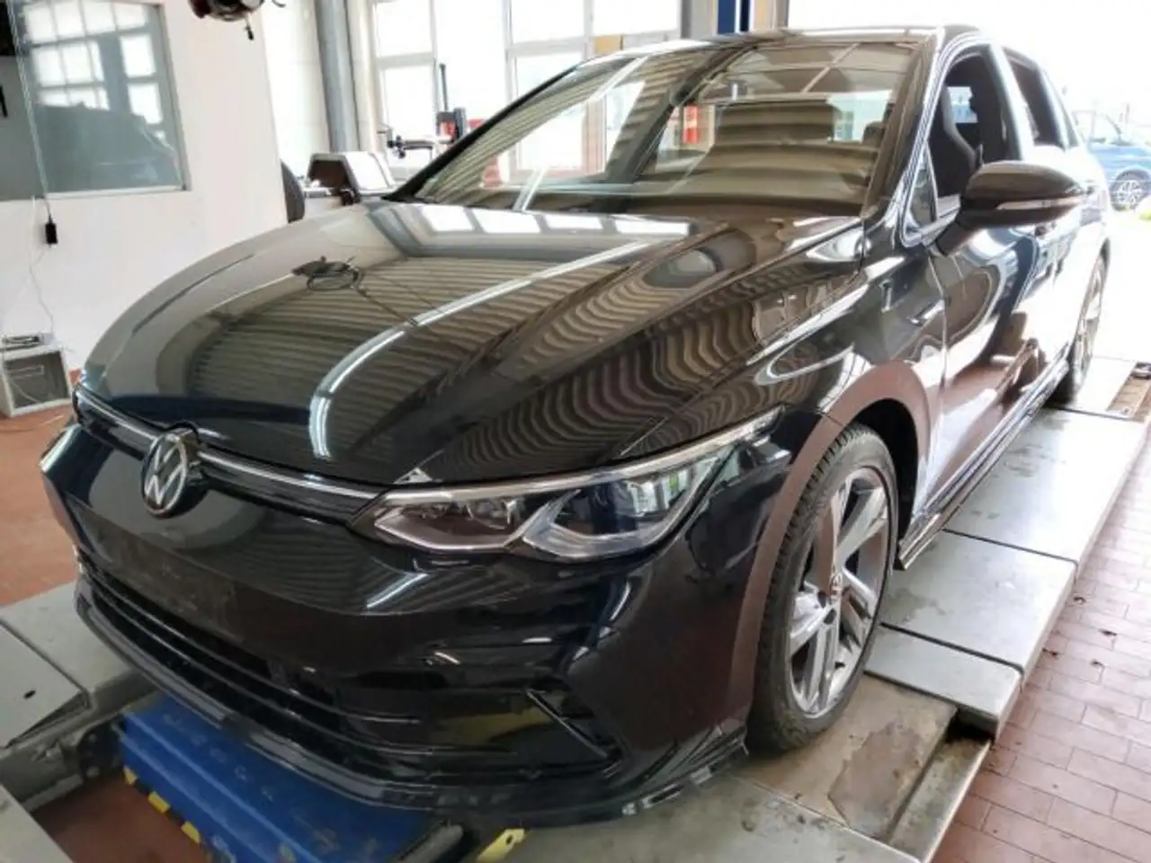 Volkswagen Golf 1.5 eTSI DSG R-LINE LED+ NAVI KAMERA AHK — Vehicle gallery 2