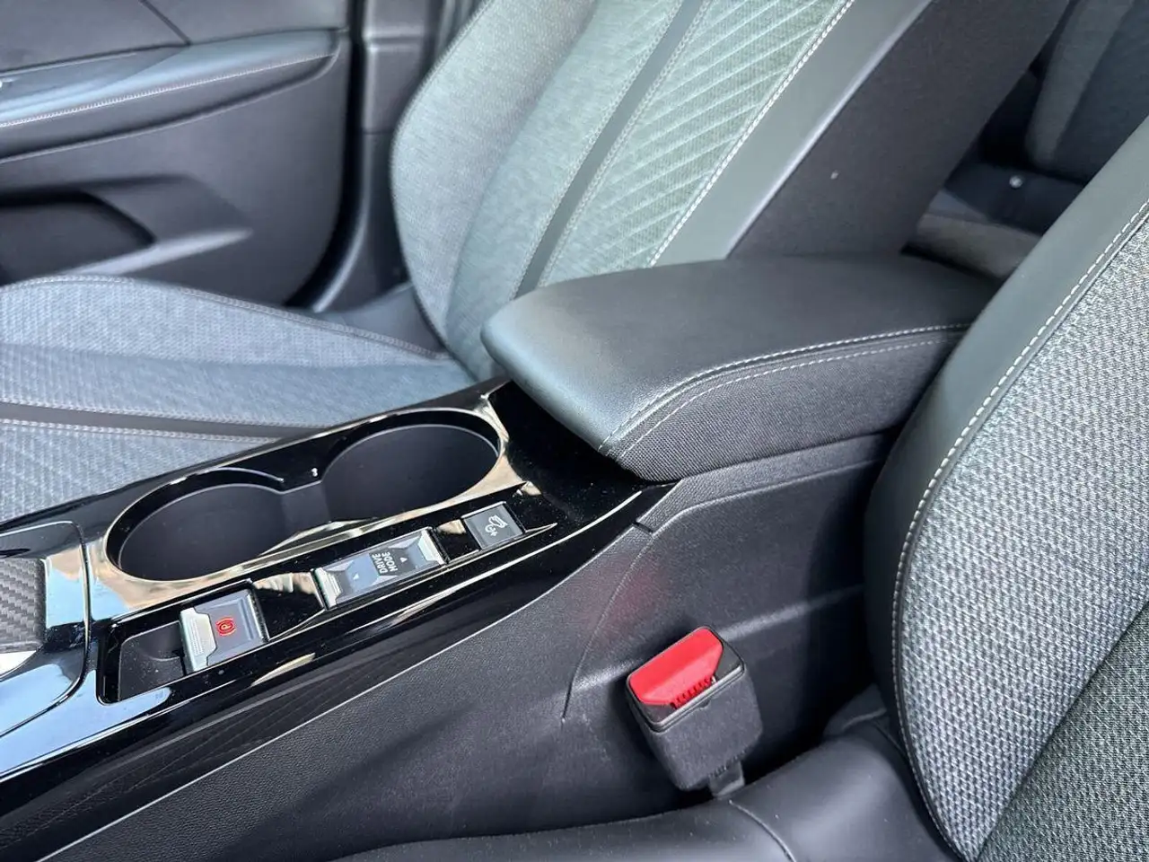 Peugeot 2008 Allure PureTech 130 AT8*Navi*LED*Kamera*Shz — معرض صور السيارة 22