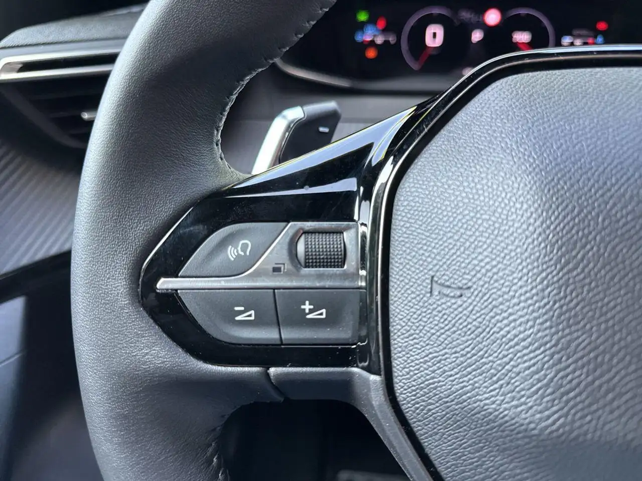 Peugeot 2008 Allure PureTech 130 AT8*Navi*LED*Kamera*Shz — معرض صور السيارة 24