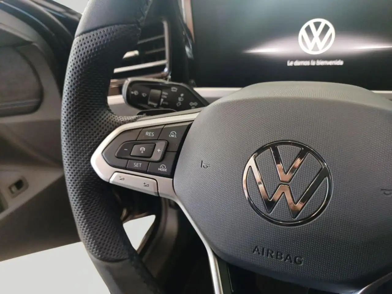 Volkswagen Passat 1.5 eTSI R-Line DSG7 110kW — Vehicle gallery 20